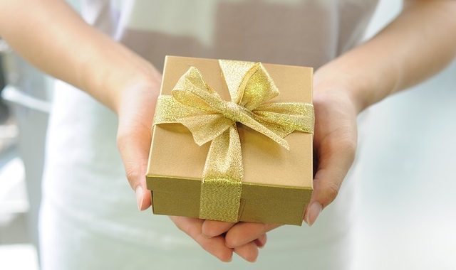 5 Gift Etiquettes That Everyone Should Follow